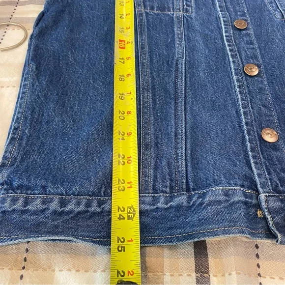 Willow Bend Jean Jacket Denim Jacket with Cabin Scene
Size Medium - Picture 10 of 11